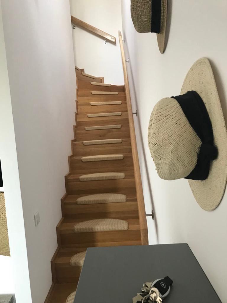 Treppe vom Flur hinauf in das Obergeschoss...