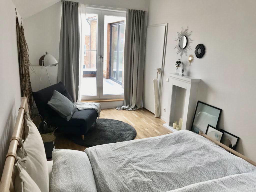 Im Obergeschoss befindet sich das 3. Schlafzimmer, das ebenfalls an die große Terrasse grenzt. ...