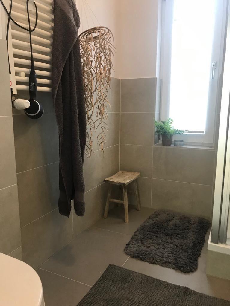 Großes Duschbad mit Fenster im OG...