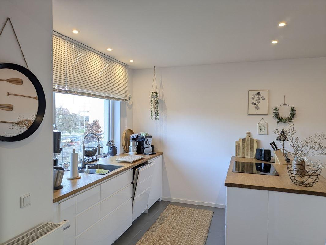 Vollausgestattete Küche mit Kühlschrank, Geschirrspüler, Herd und Backofen, sowie Kaffeemaschine, Toaster und Wasserkocher...