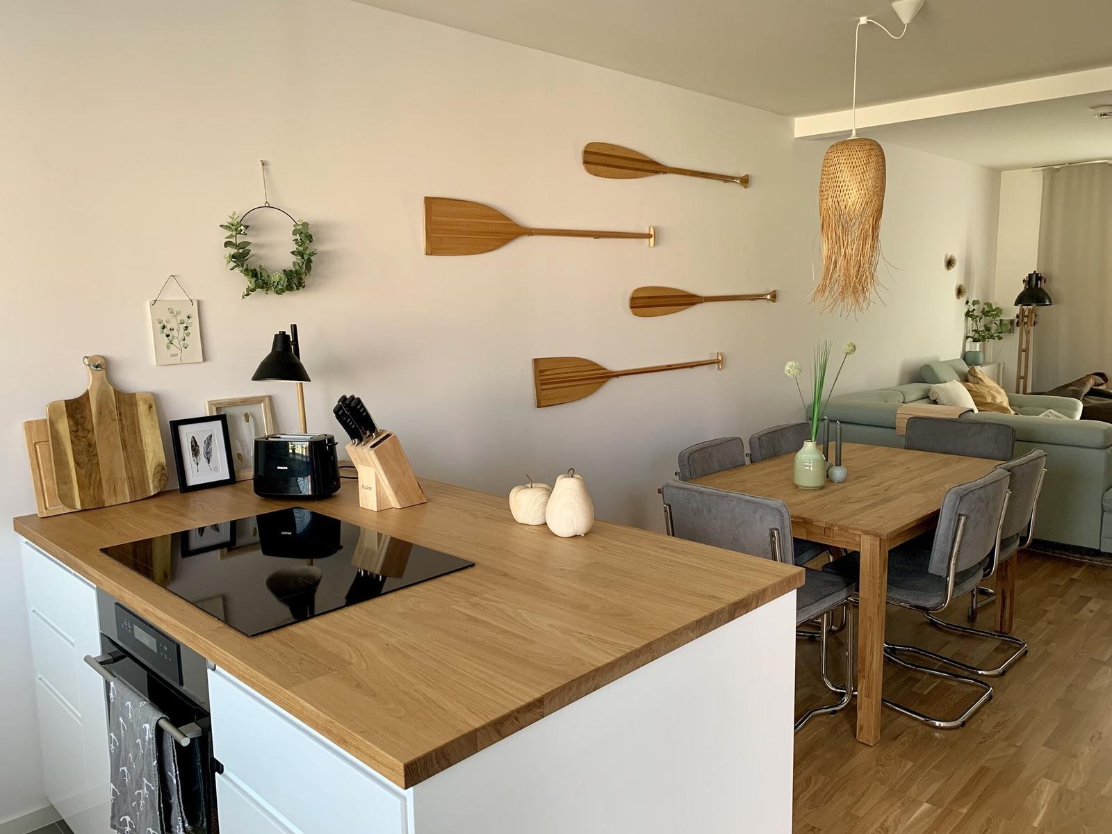 Vollausgestattete Küche mit Kühlschrank, Geschirrspüler, Herd und Backofen, sowie Kaffeemaschine, Toaster und Wasserkocher...