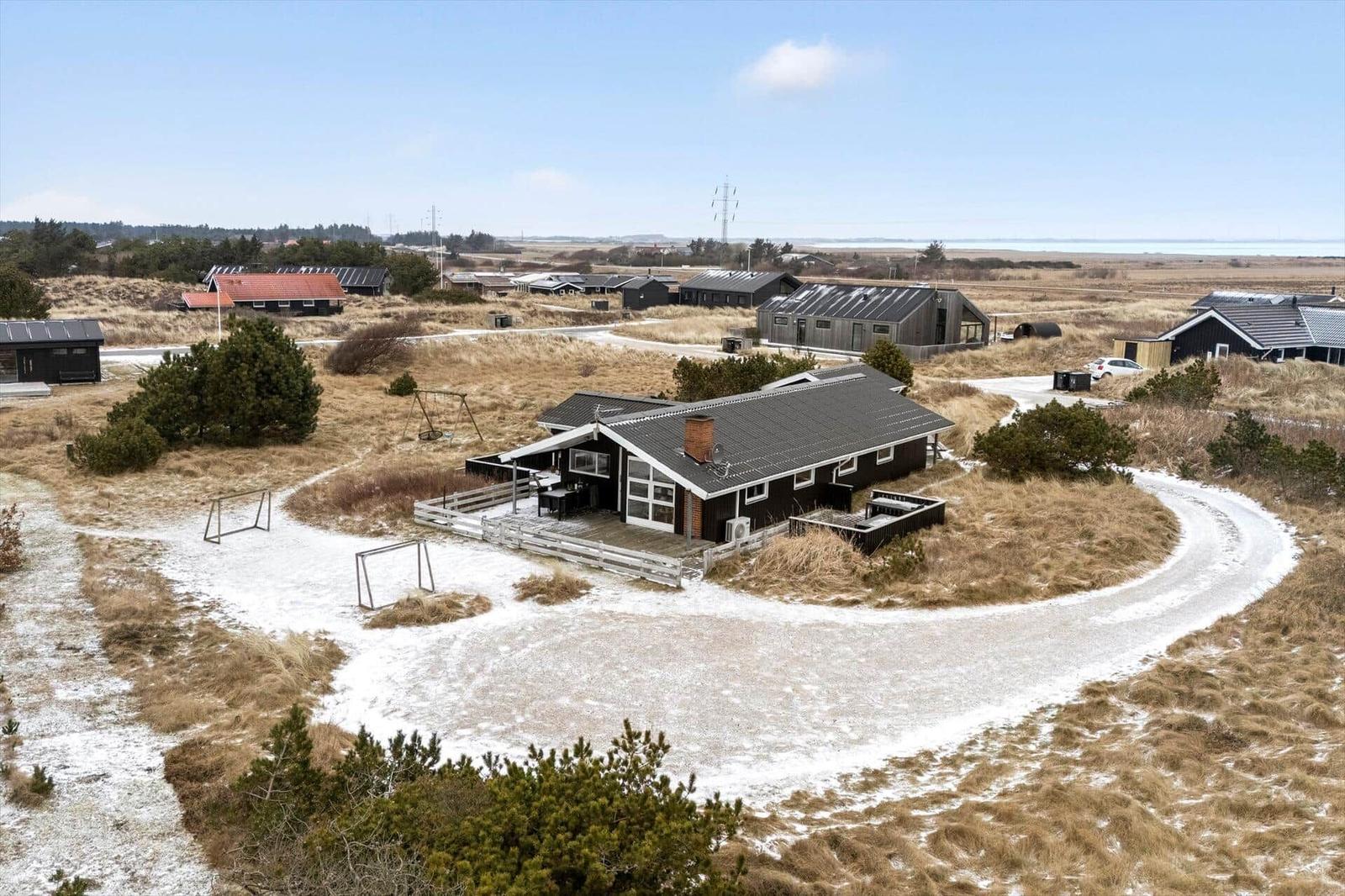 Haus mit Terrasse, Fußballtor und Blick auf die Landschaft