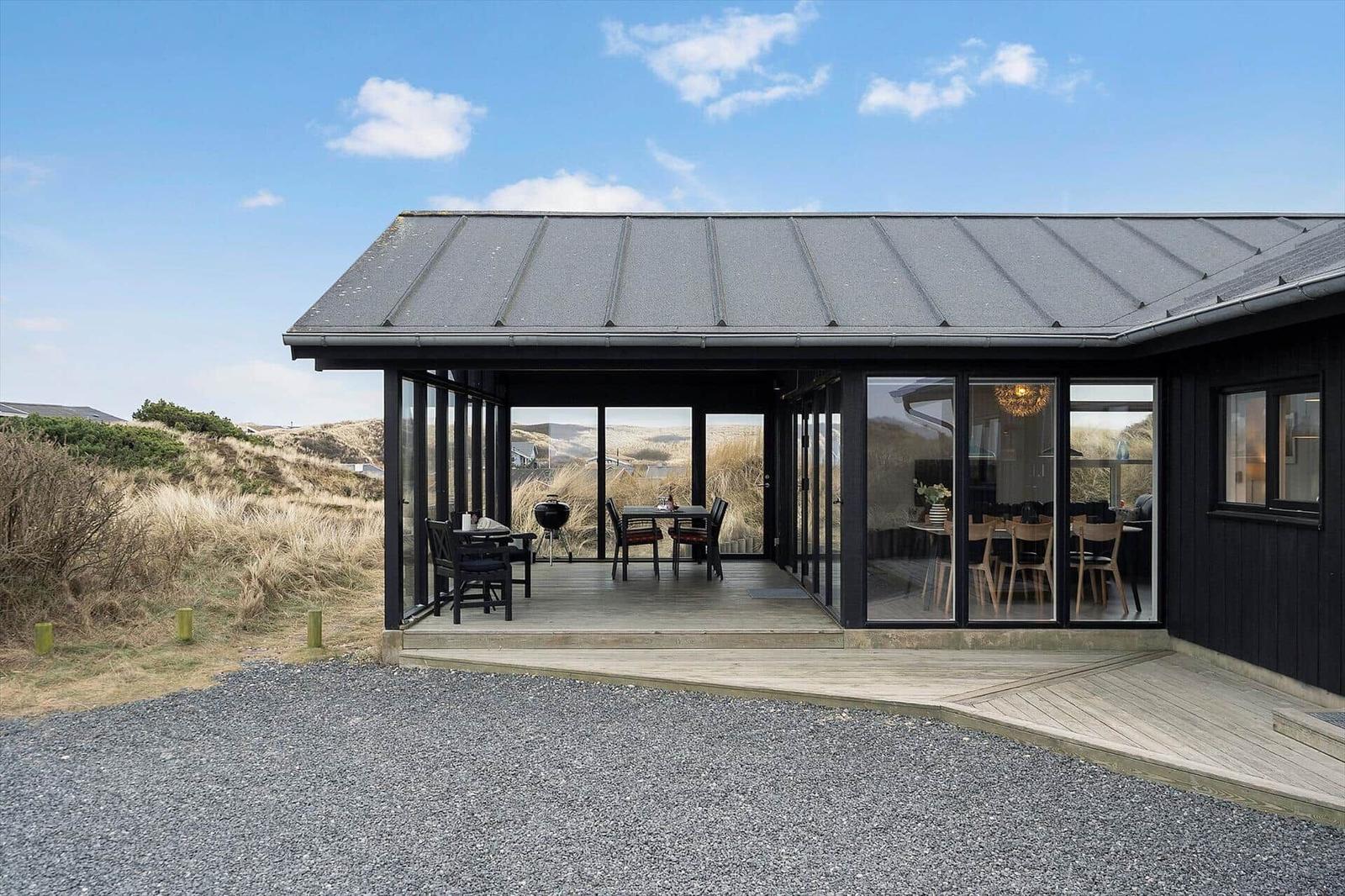 Moderne Villa mit Terrasse, Grill und Blick auf Dünen.