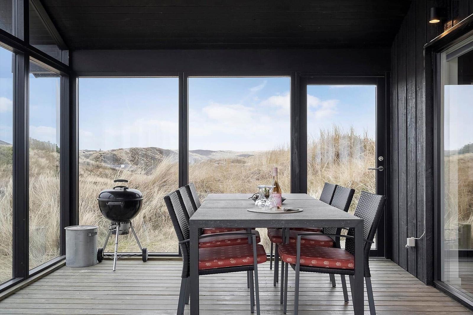Terrasse mit Esstisch, Grill und Blick auf Dünen