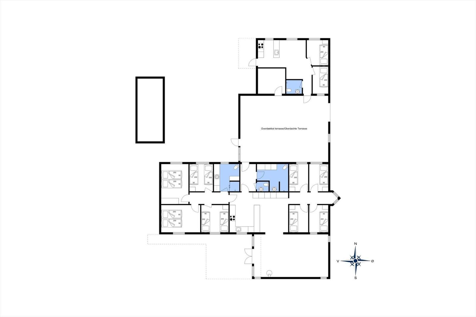 Übersichtsplan einer Ferienwohnung mit mehreren Schlafzimmern und einer überdachten Terrasse.