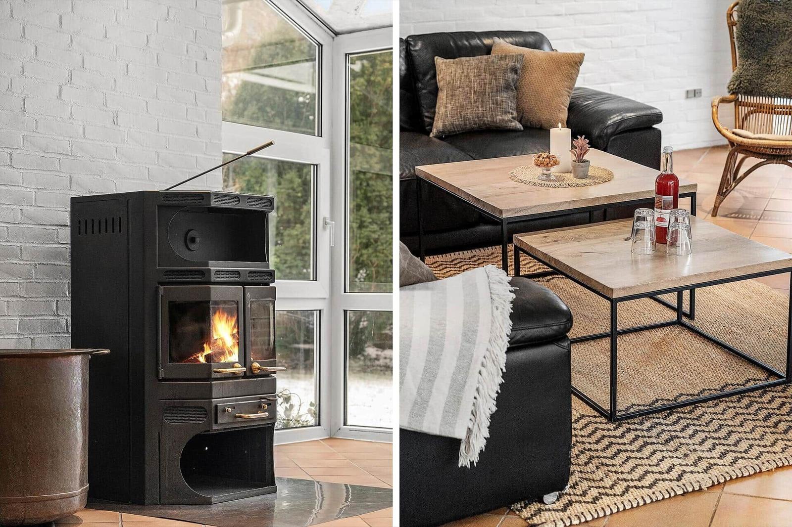 Kaminofen neben Fenster. Wohnbereich mit Sofa, Tischen und Sessel.