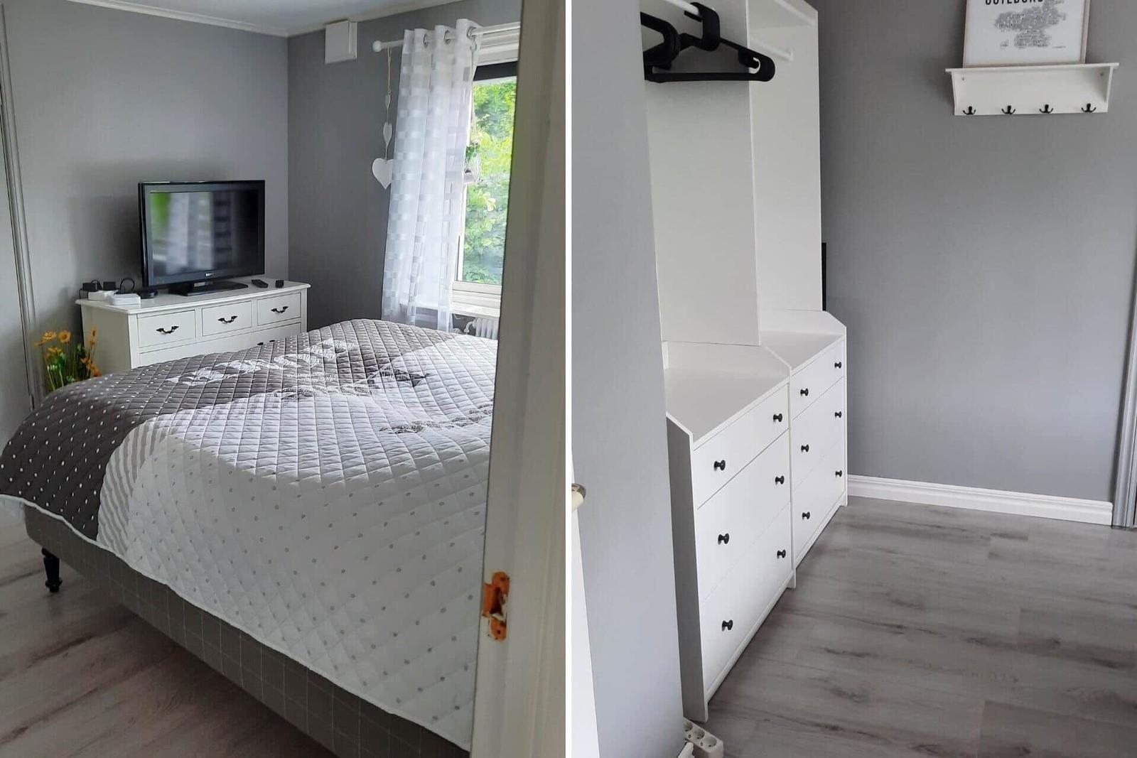Schlafzimmer mit Bett, TV und Kleiderschrank. Fenster mit Vorhängen.