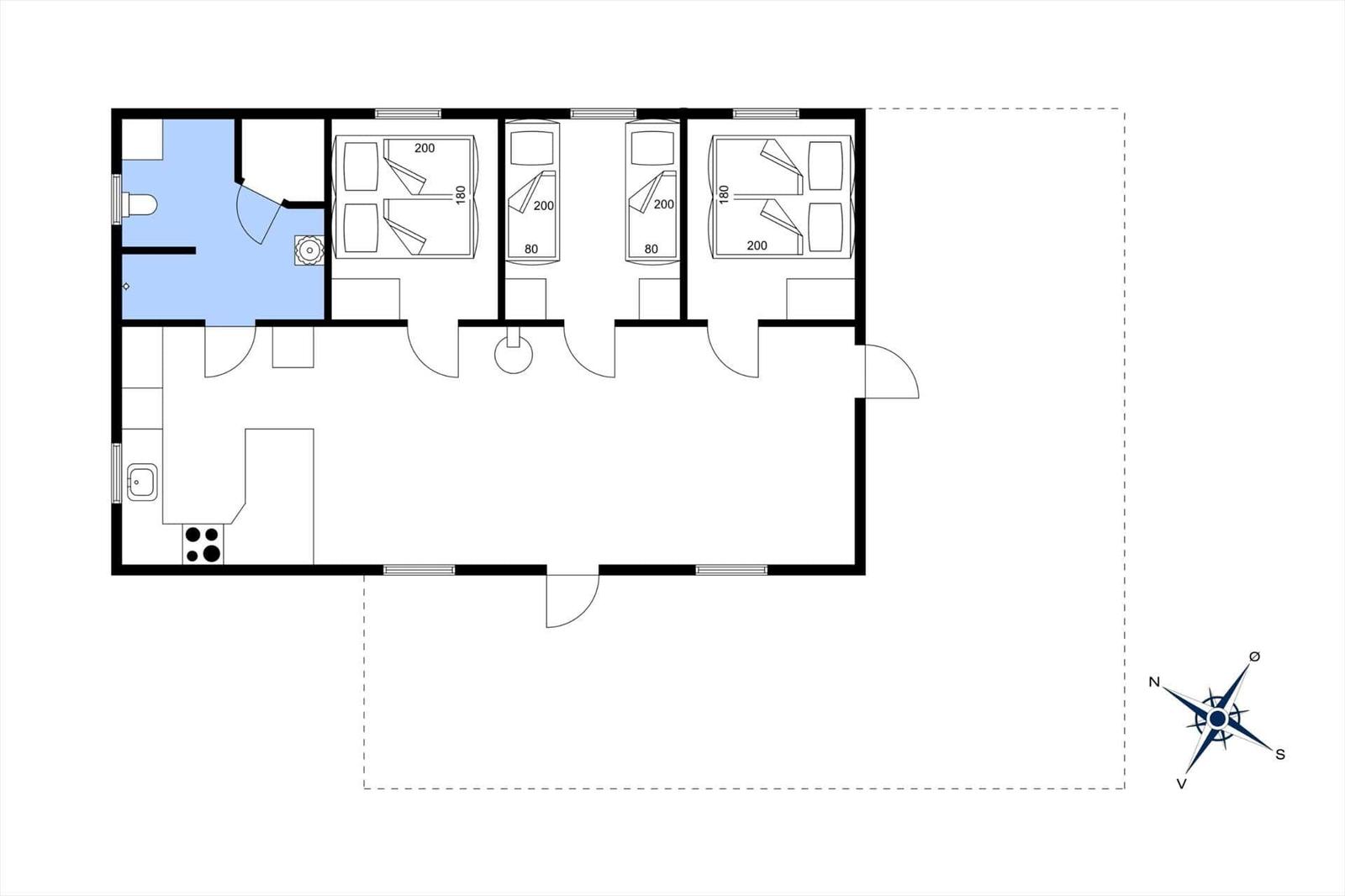 Apartment with four bedrooms, kitchen, and bathroom. Orientation with compass.