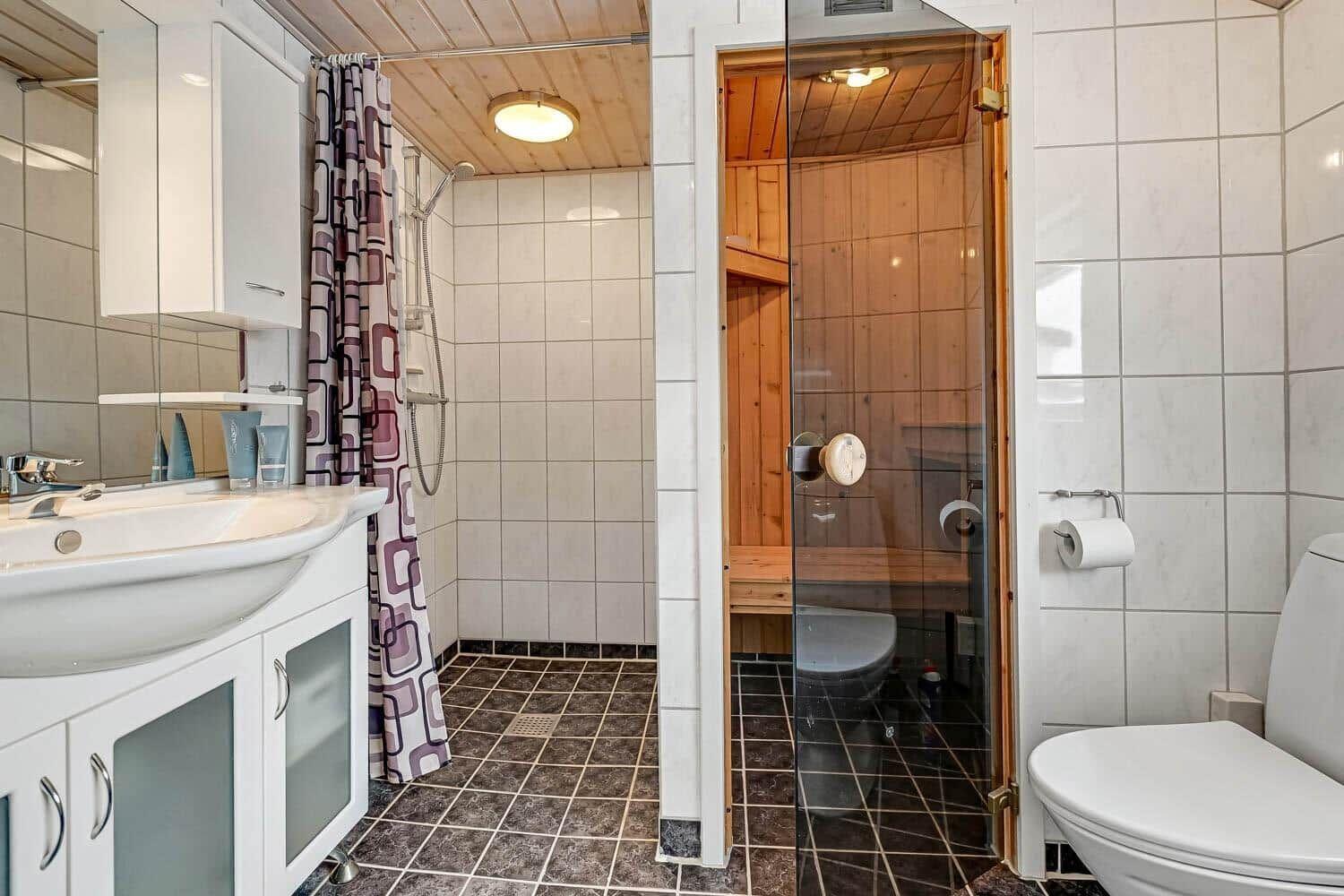 Badezimmer mit Dusche, Sauna und WC.