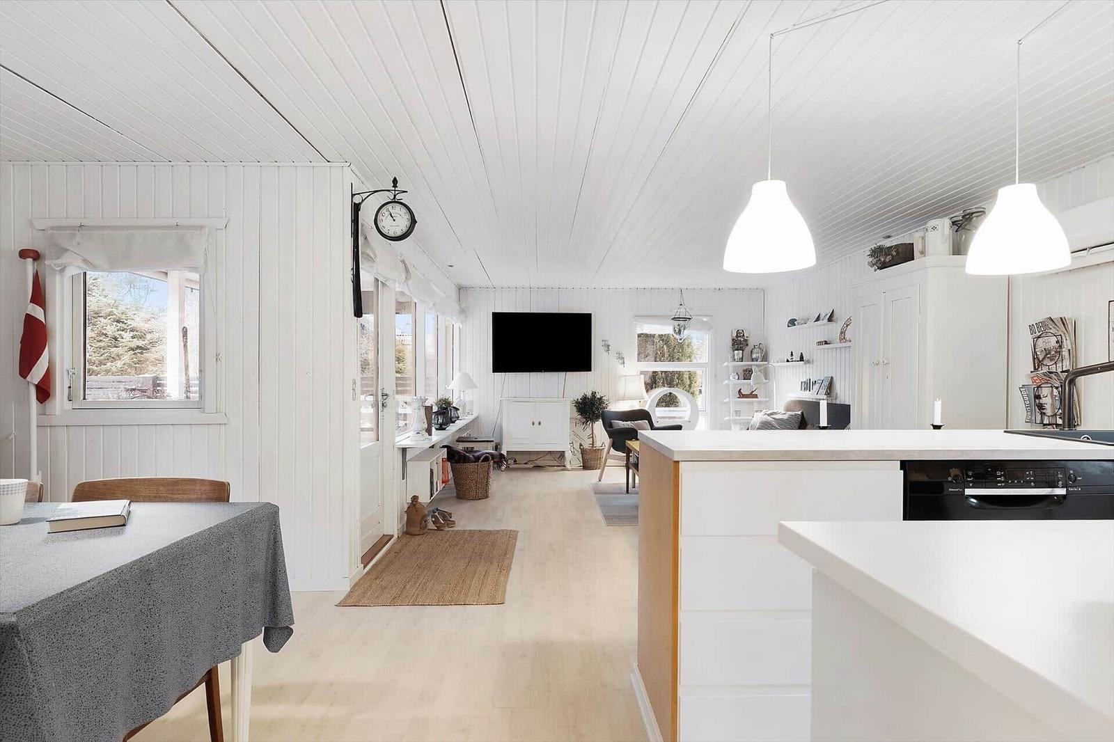Living kitchen with dining area, TV, and windows