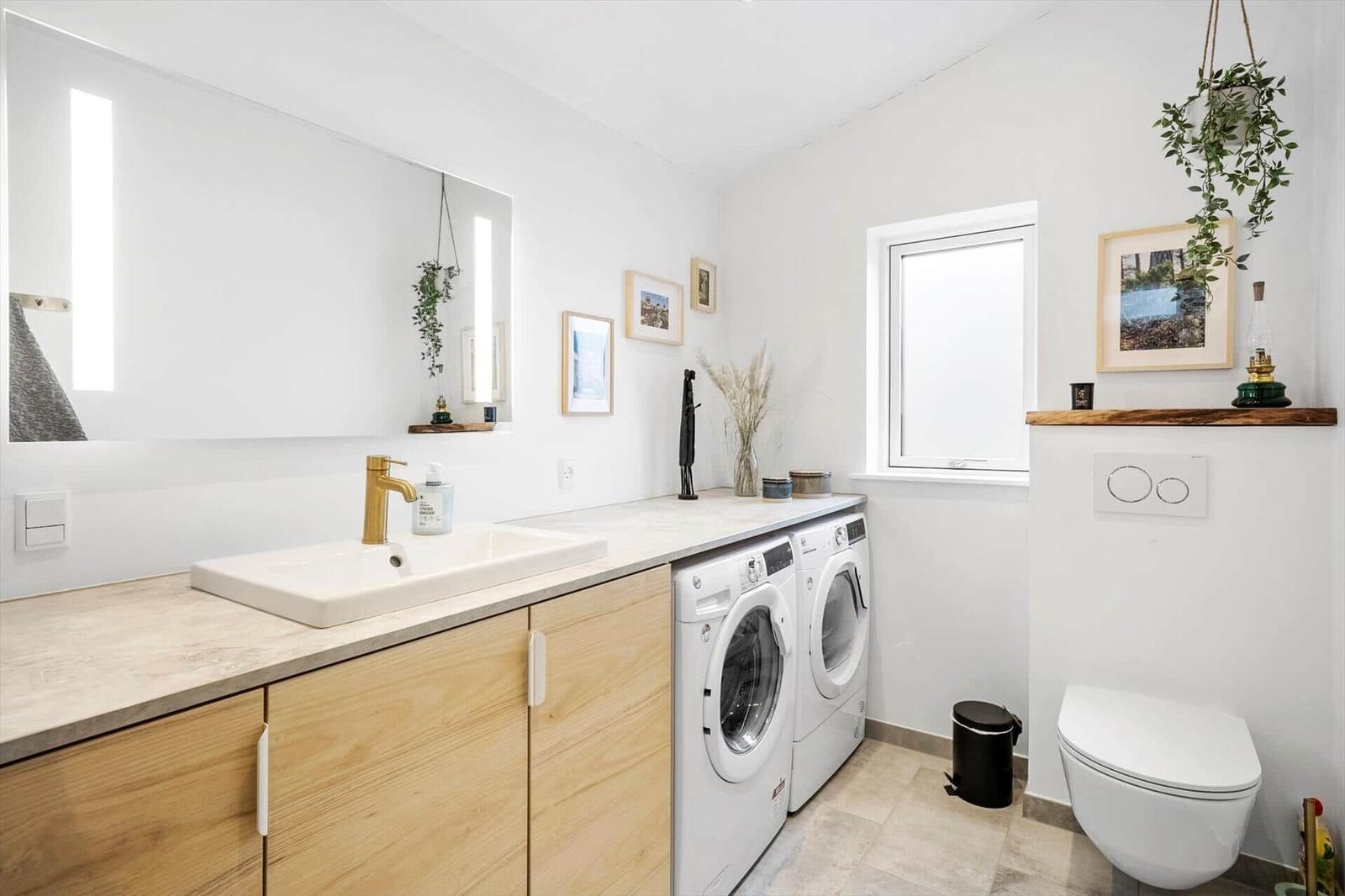 Bad mit Waschmaschine, Spülbecken und Toilette