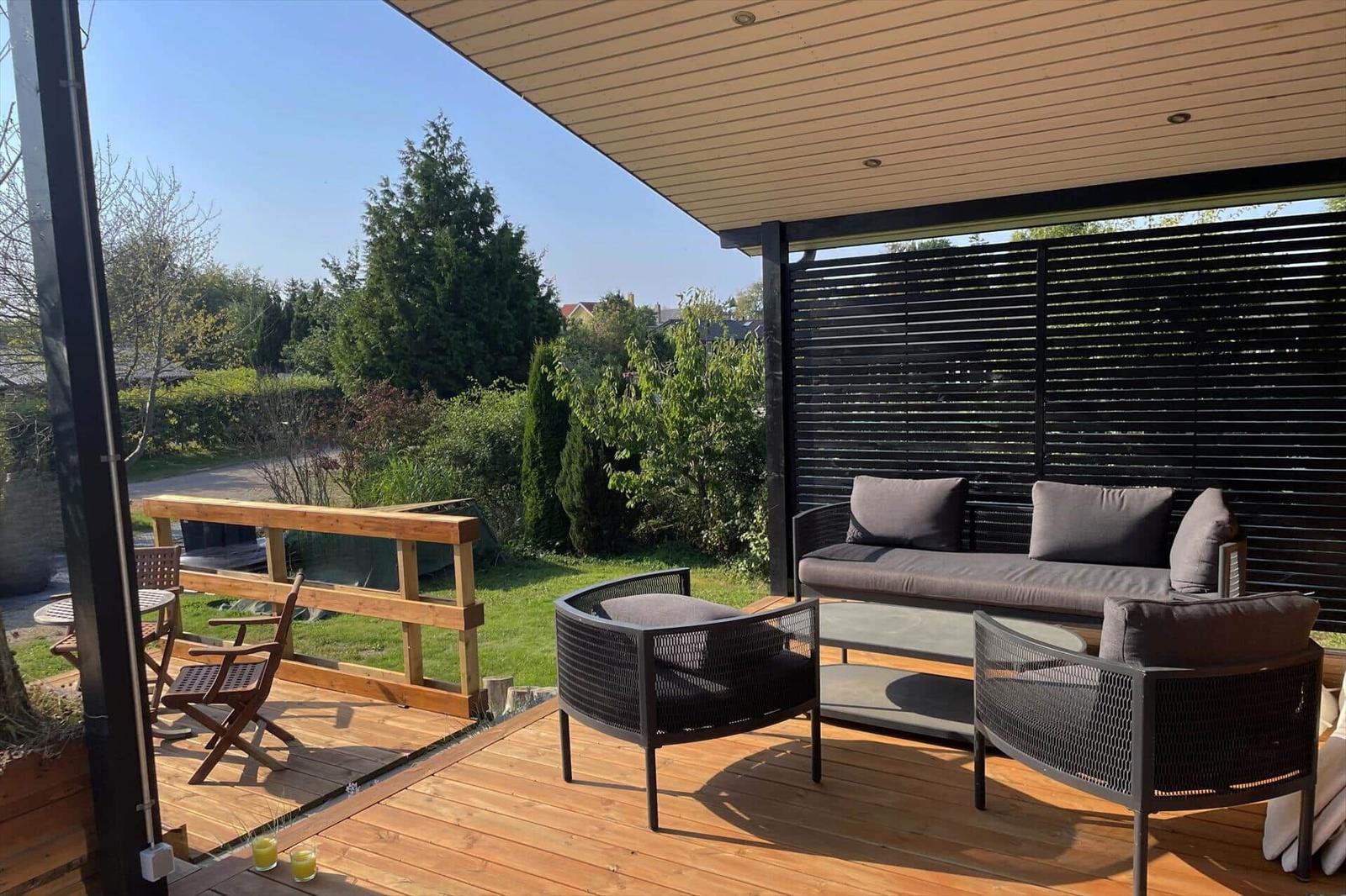 Terrasse mit Sitzgruppe und Blick auf Garten