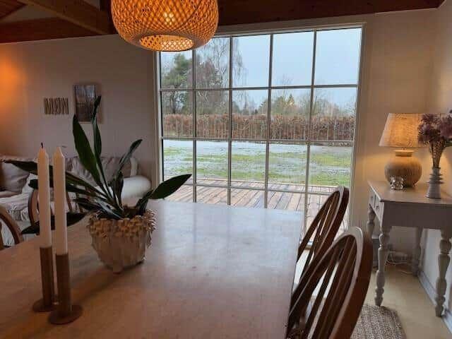 Esszimmer mit Tisch, Stühlen und Blick auf Terrasse