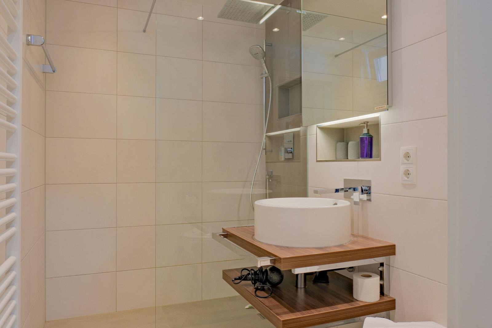 Bad mit Dusche, Waschbecken und Spiegelschrank
