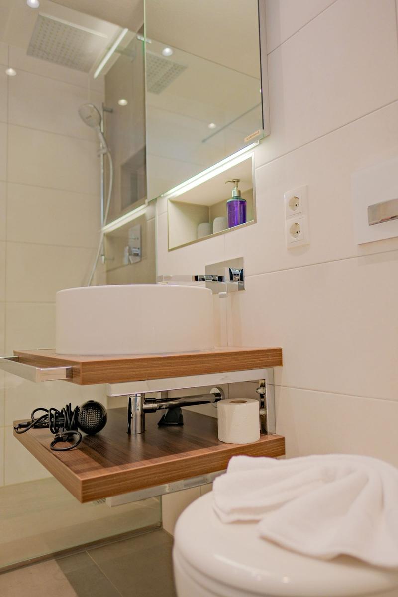 Bad mit Waschbecken, Spiegel und Dusche