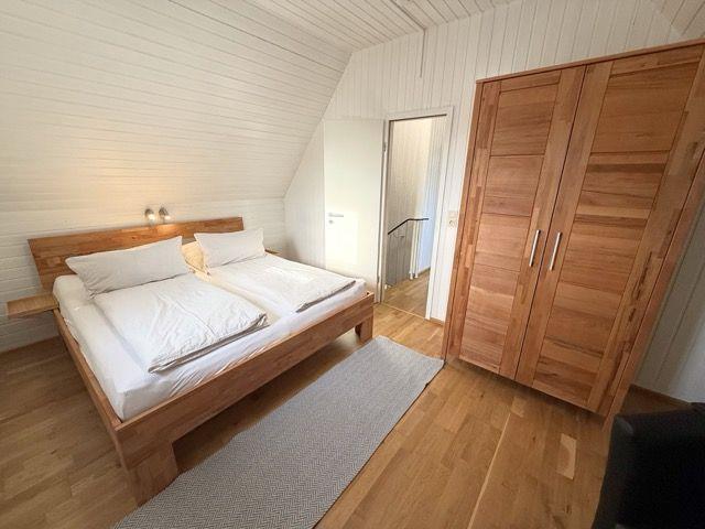 Großes Schlafzimmer mit Doppelbett im Obergeschoss