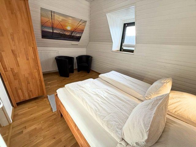 Großes Schlafzimmer mit Doppelbett im Obergeschoss