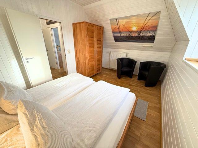 Großes Schlafzimmer mit Doppelbett im Obergeschoss