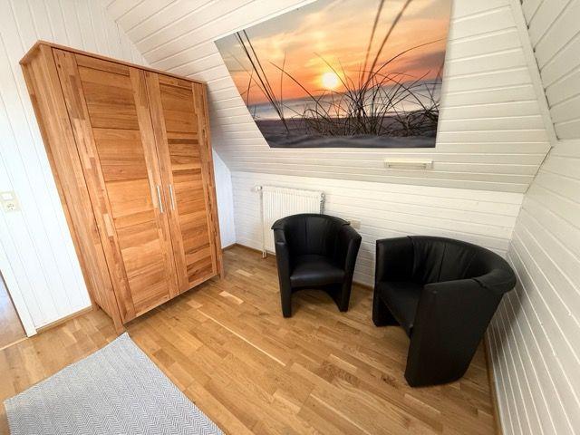 Großes Schlafzimmer mit Doppelbett im Obergeschoss