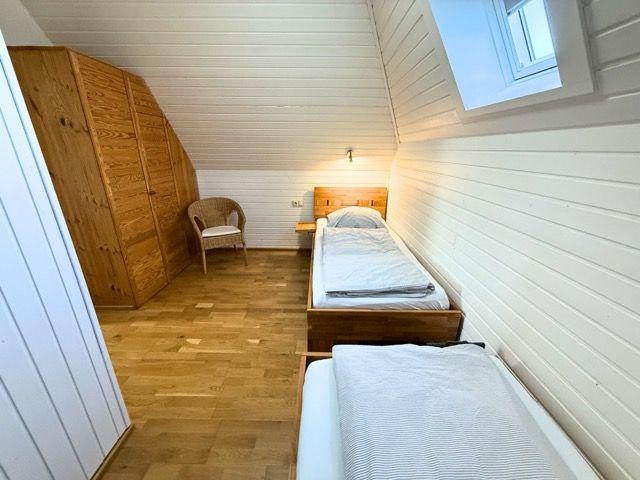 Drittes Schlafzimmer mit zwei Einzelbetten im Obergeschoss
