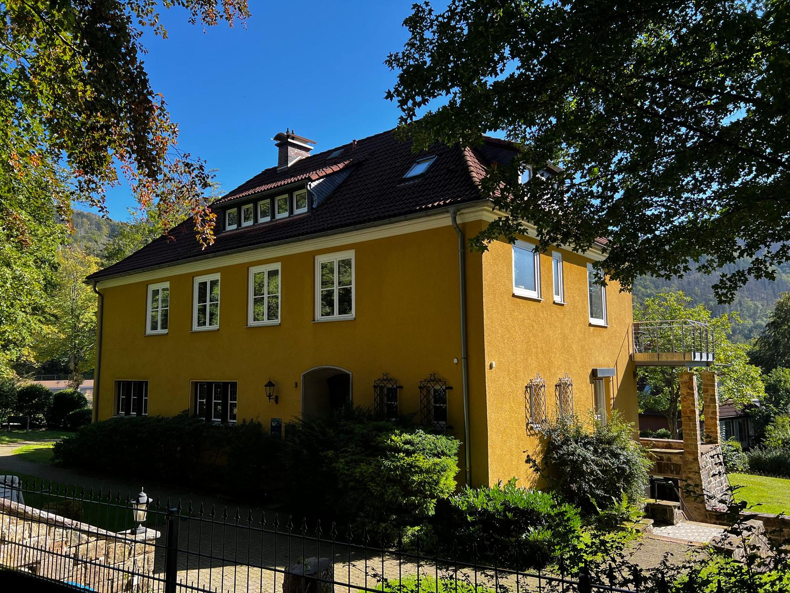 Außenansicht mit Eingang der Villa Mara