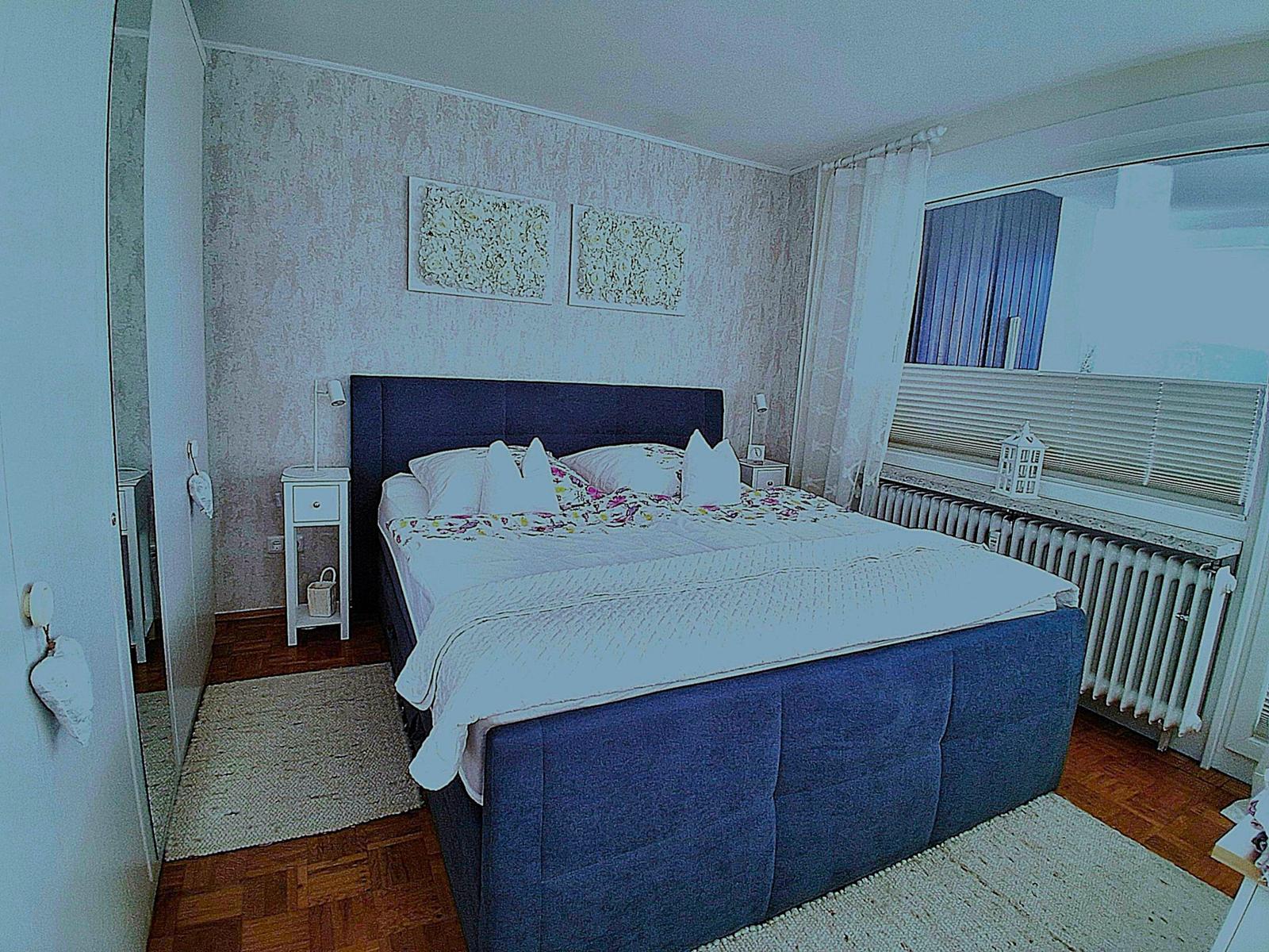 frisch renoviert.
Boxspringbett 180 x 200
durchgehender Topper (also keine Ritze)