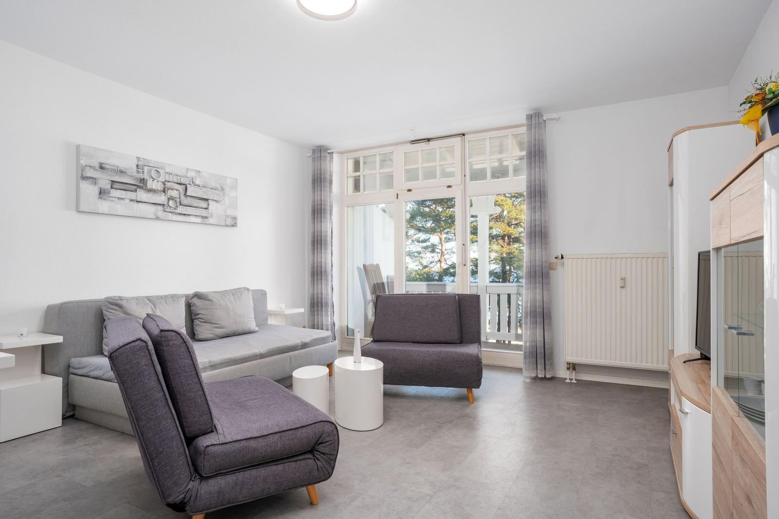 Wohnbereich mit Zugang zum Balkon mit Meerblick