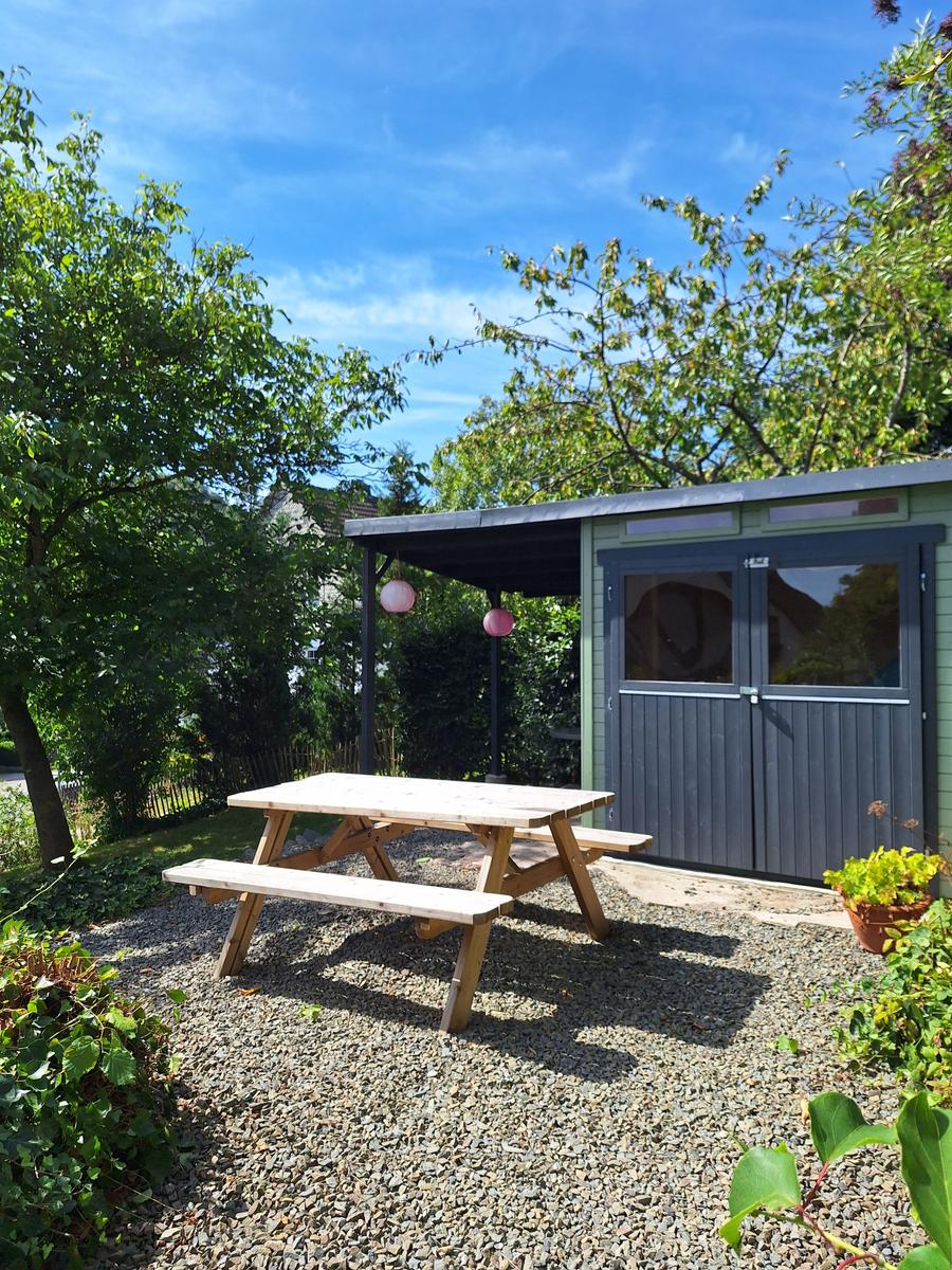 Garten mit 2 Picknicktischen, Holzkohlegrill und Gartenstühlen im Gartenhaus