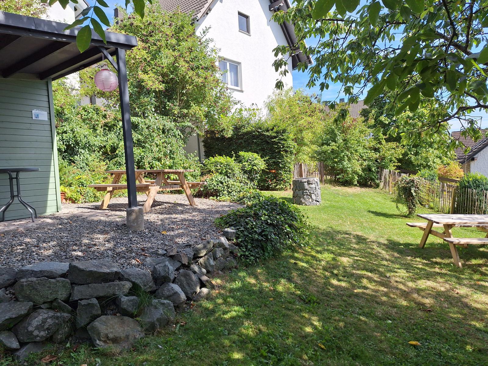Garten mit dem Ferienhaus im Hintergrund
