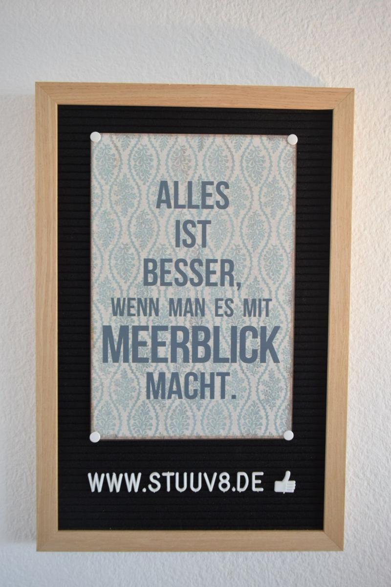 Wandbild mit Text: Alles ist besser, wenn man es mit Meerblick macht.