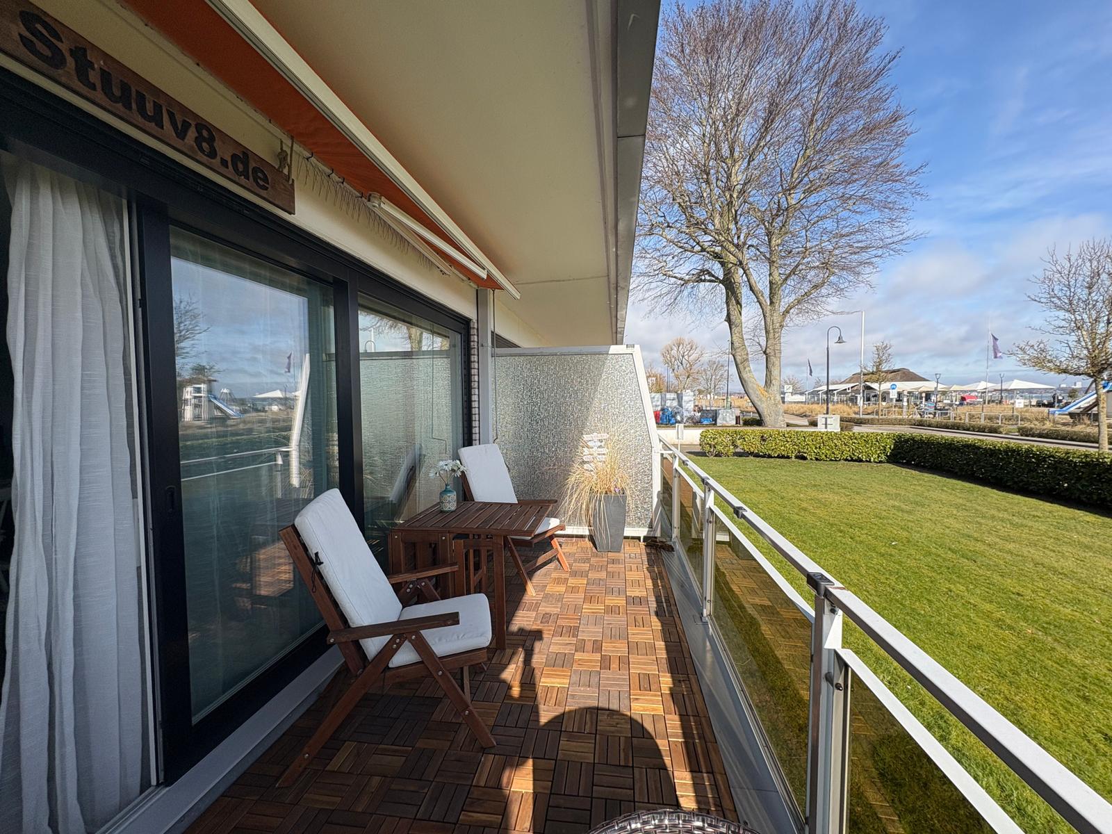 Terrasse mit Sitzgruppe und Blick auf Grünfläche