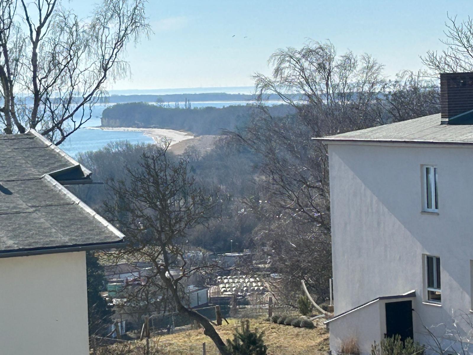 Meerblick Richtung Südstrand über den Dächern von Göhren!