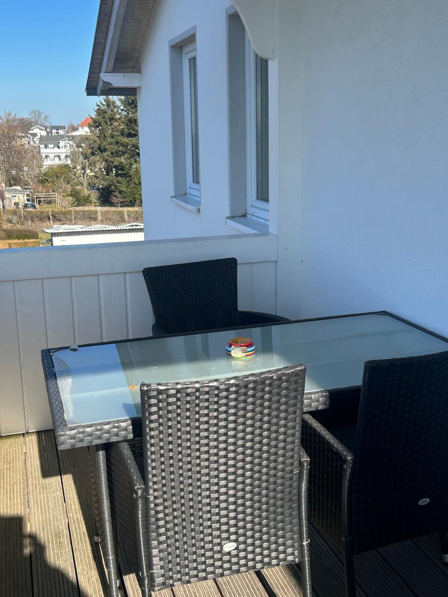 großzügiger Balkon im Bäderstil.