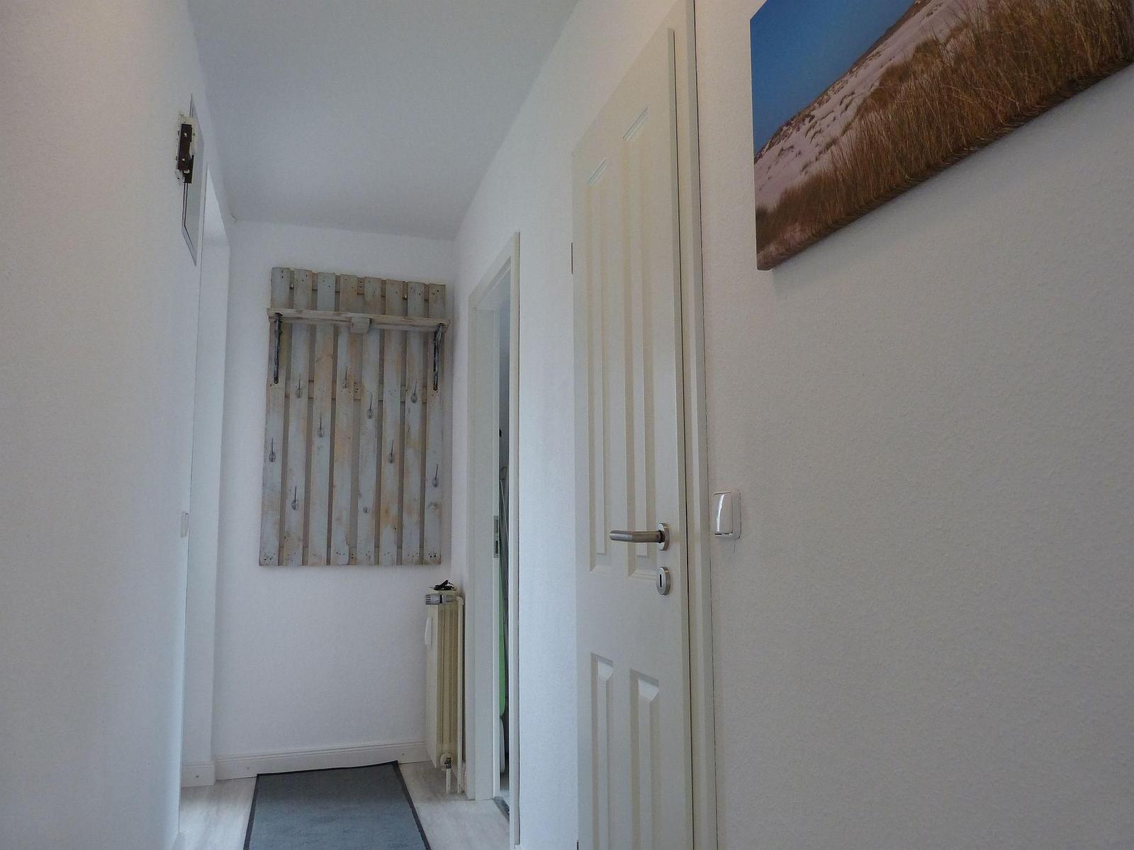Flur mit Holzwand, Tür und Wandbild