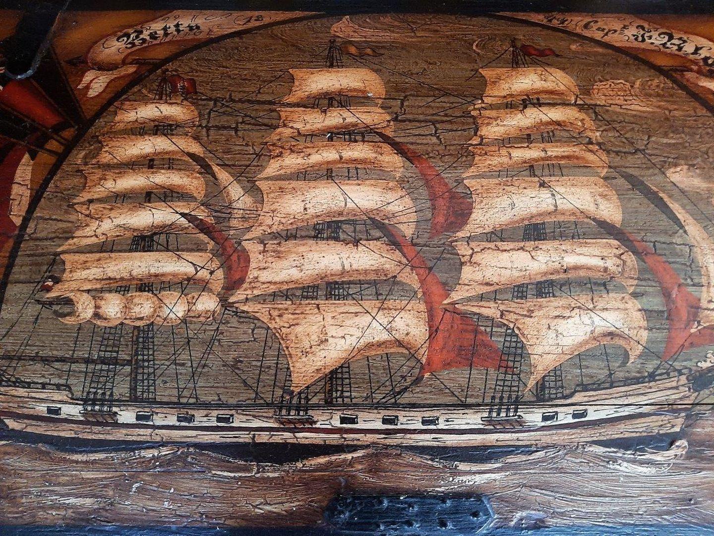 Holzgemälde eines Segelschiffs mit mehreren Masten und Segeln.