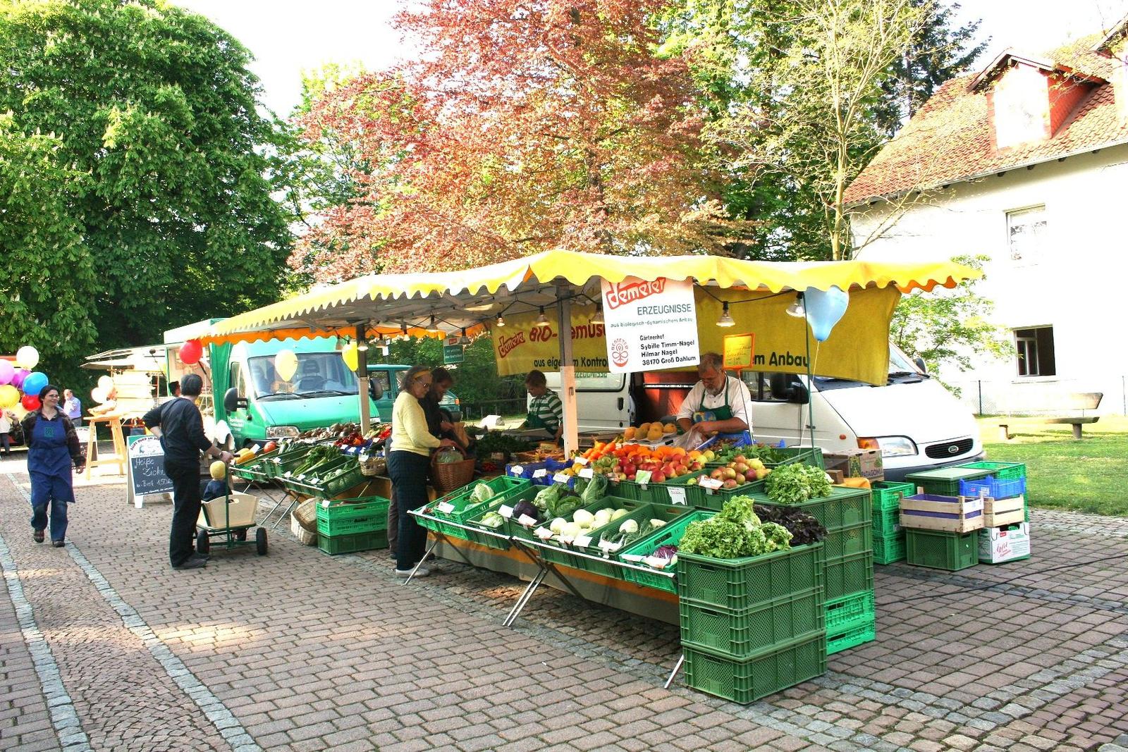 Donnerstags ist Wochenmarkt im Badepark
Gemüse,Obst,Fisch,Blumen Honig,Käse Wurst/Fleisch,Eier,Brot etc.
Parkplätze sind vorhanden