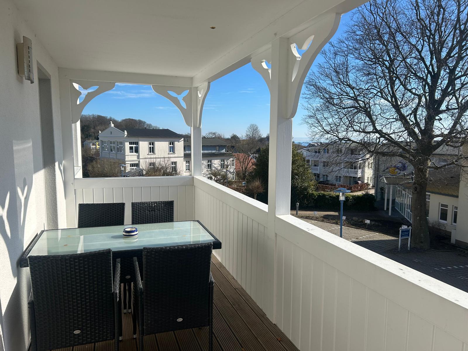 großzügiger Balkon im Bäderstil