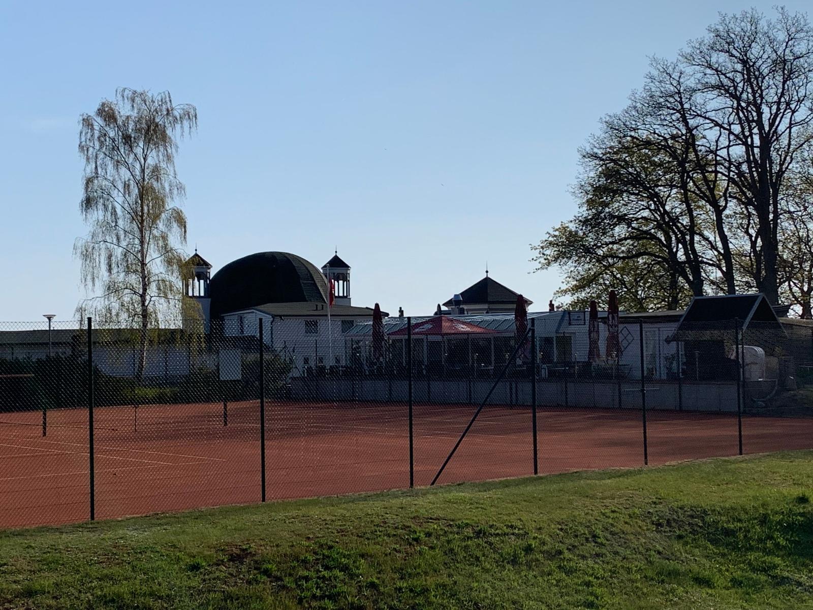 Tennisplatz von Göhren hinter den Dünen am Nordstrand