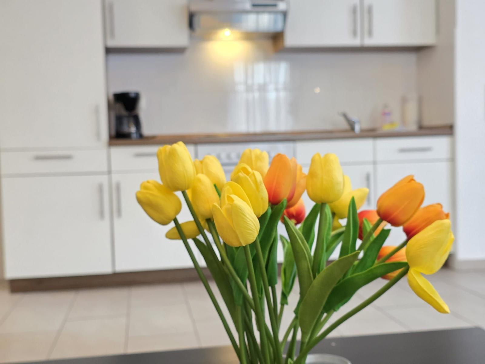 Küche mit Blumen im Vordergrund
