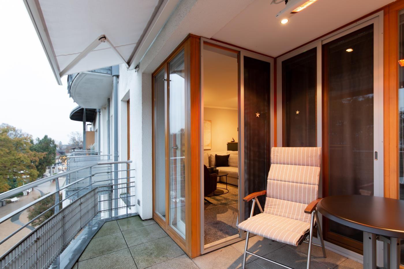 Terrasse mit Sitzgelegenheit und Blick auf die Umgebung.