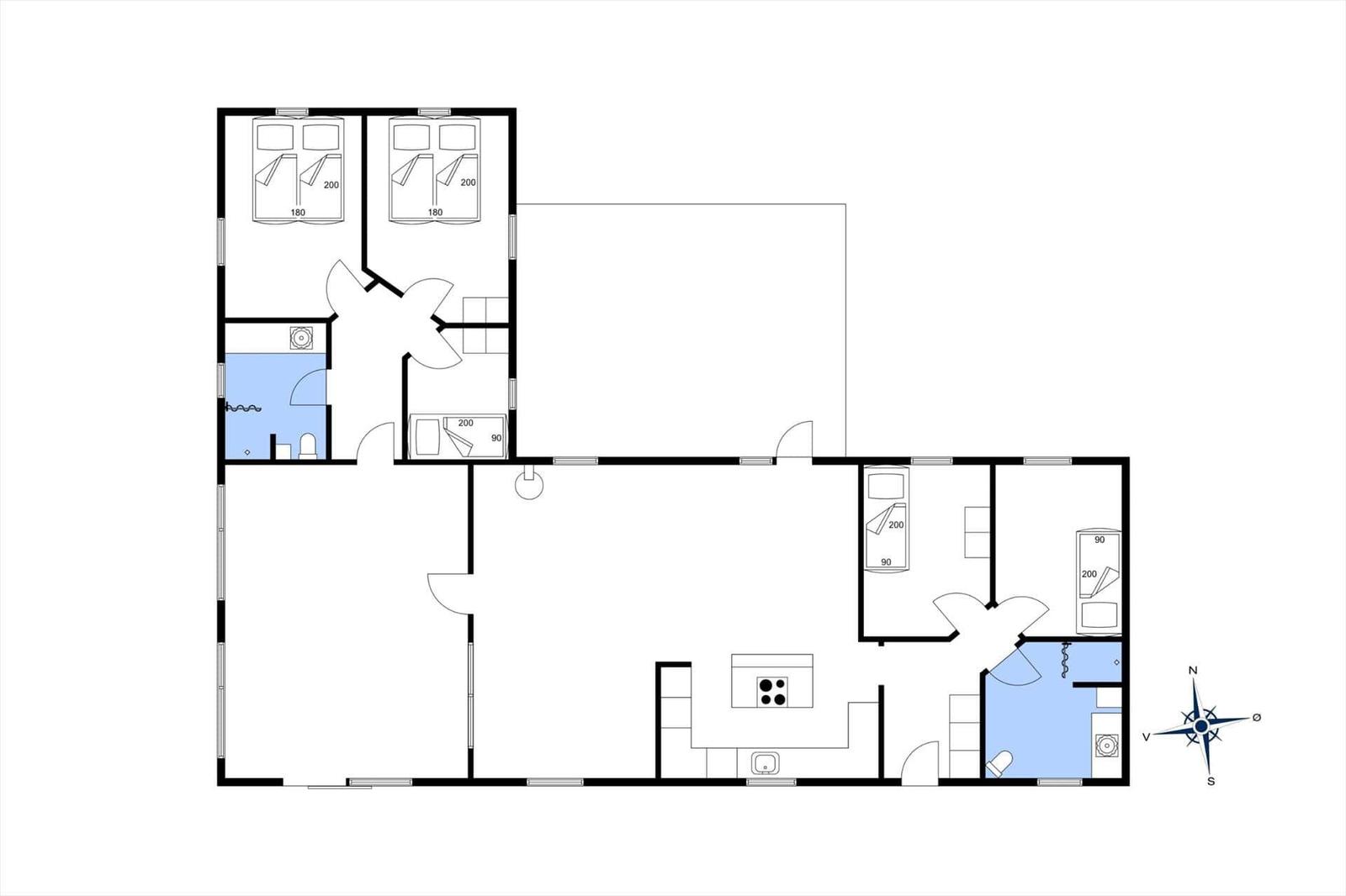 Apartment with three bedrooms, kitchen, and two bathrooms. Floor plan with orientation.