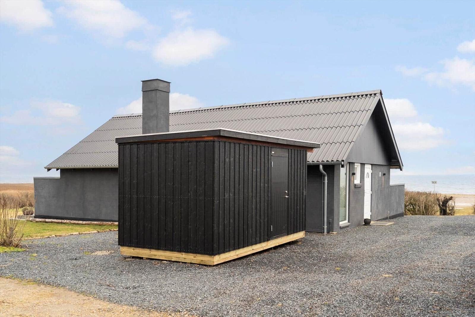 Moderne Strandhaus mit schwarzer Holzverkleidung und grauem Dach