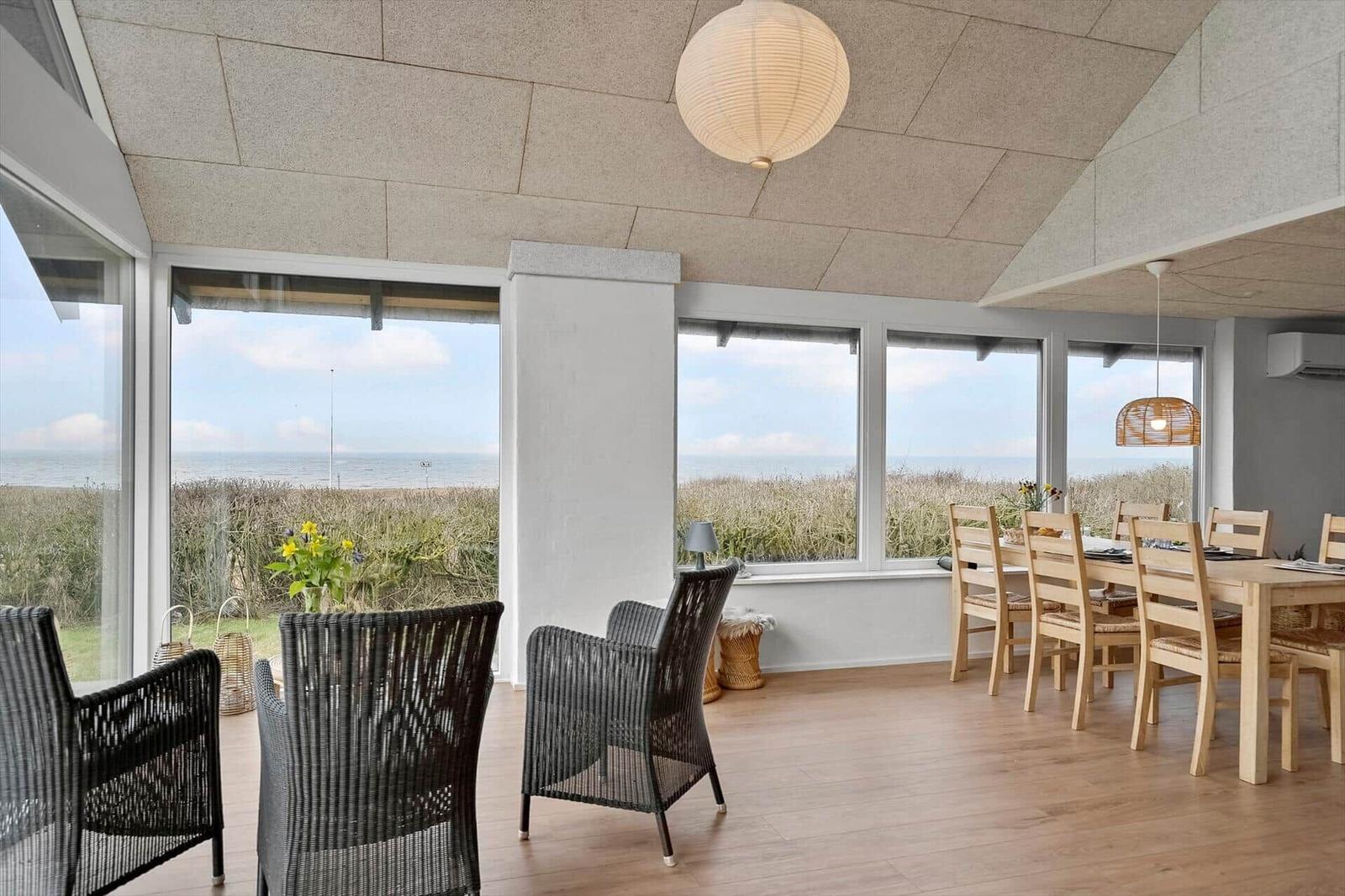 Großzügiger Raum mit Essbereich und Blick auf die Nordsee.