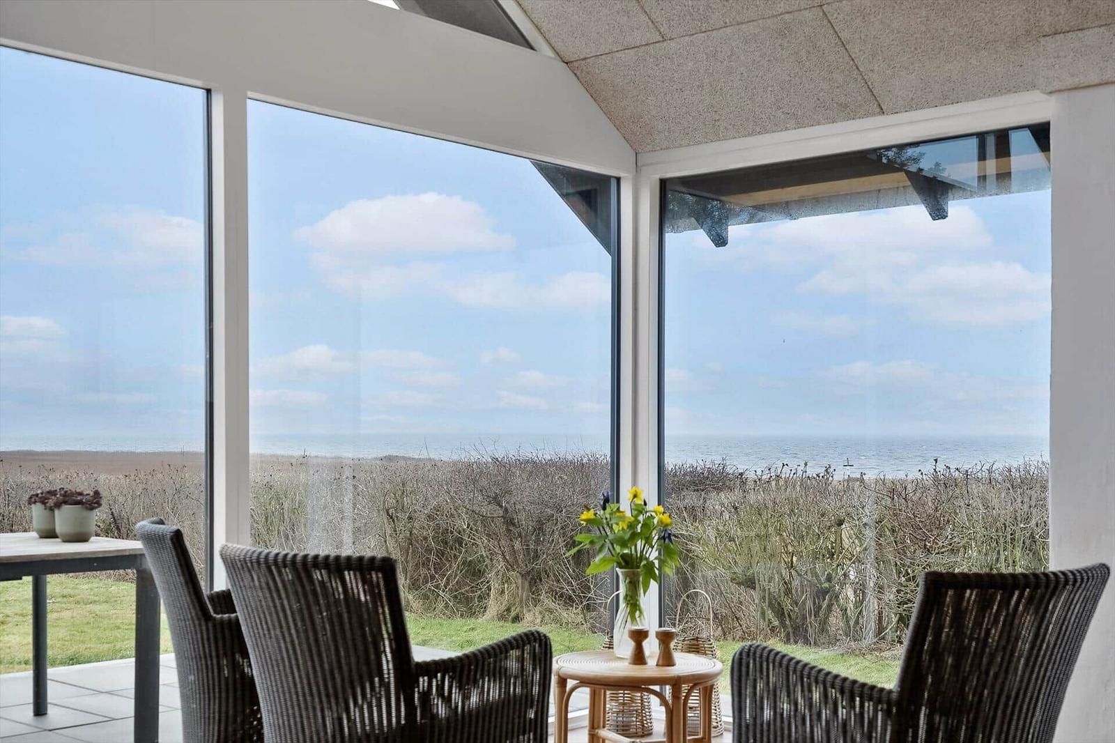 Terrasse mit Sitzgelegenheiten und Blick auf die Küste