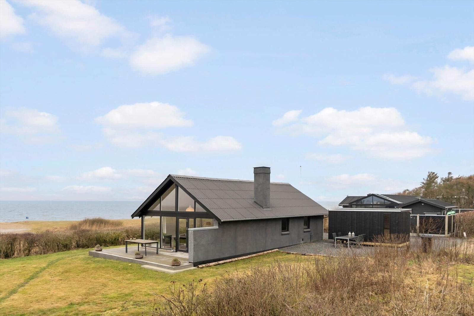 Moderne Strandvilla mit Terrasse und Garten. Blick auf das Meer.