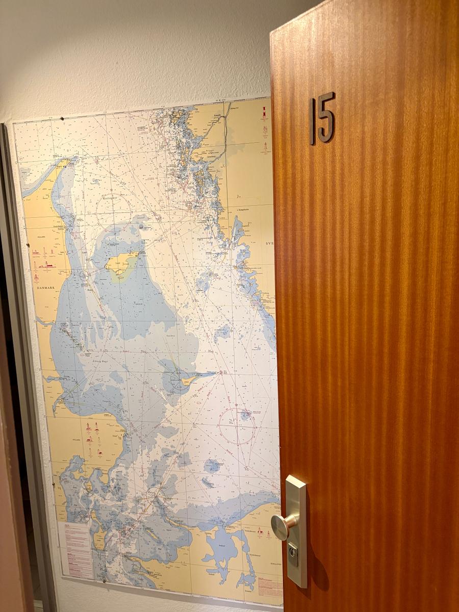 Tür mit Nummer 15 und Seekarte an der Wand