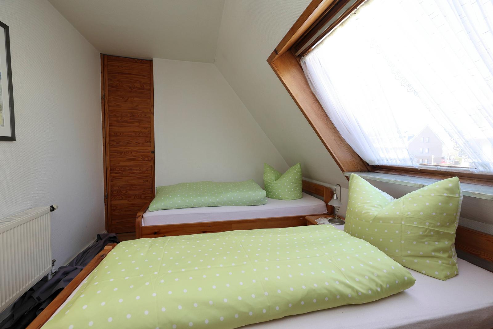 Kinderzimmer mit zwei getrennten Betten