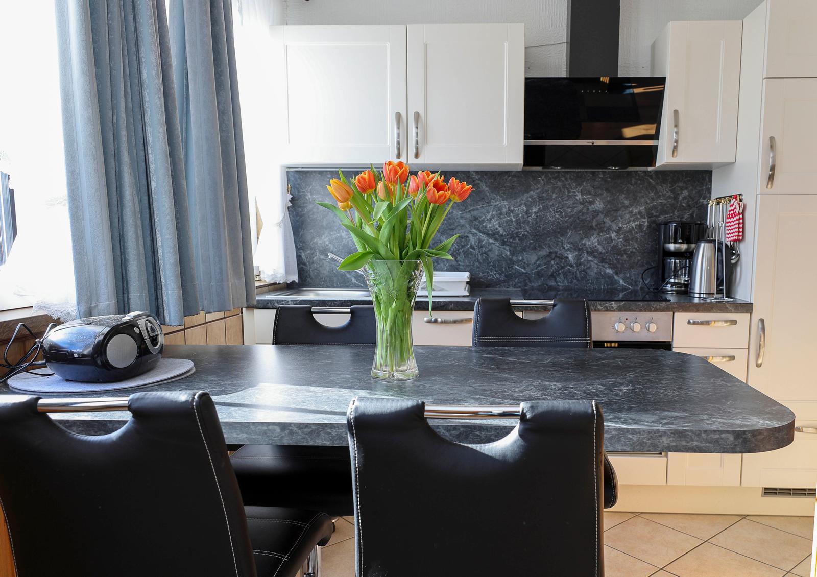 Essplatz mit Tresen für vier Personen in Wohnküche