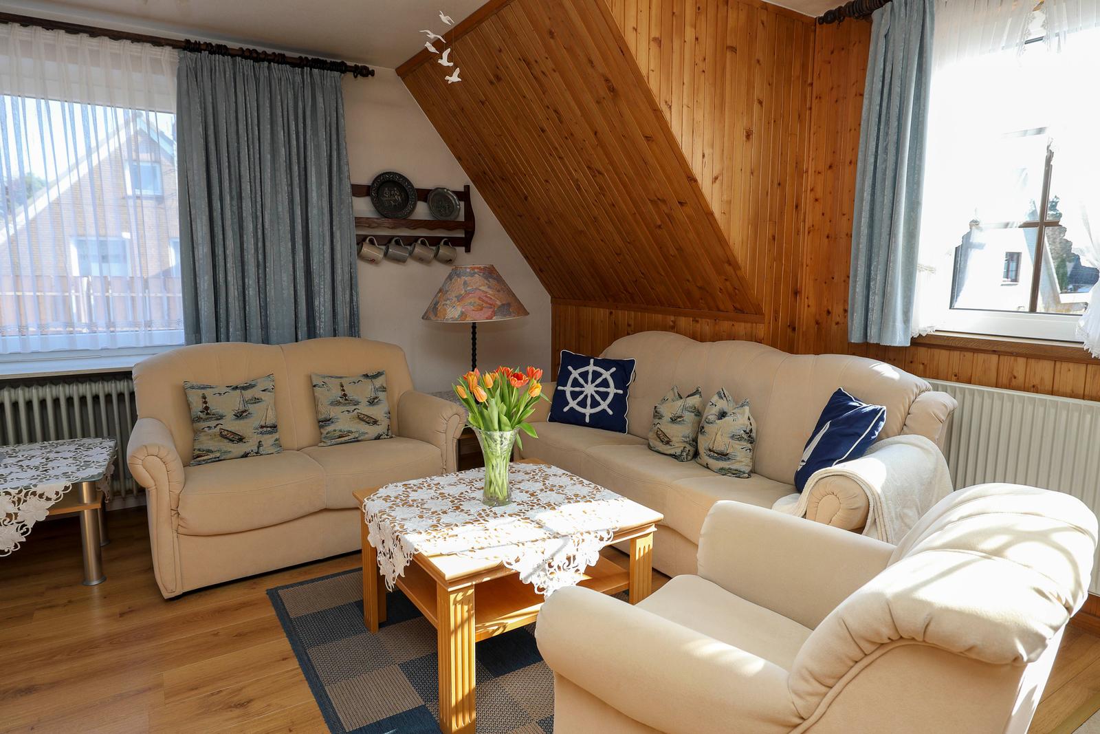 Couchgarnitur in Wohnraum