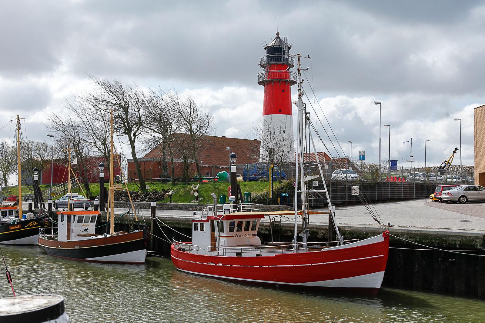 Büsumer Museumshafen mit Leuchtturm